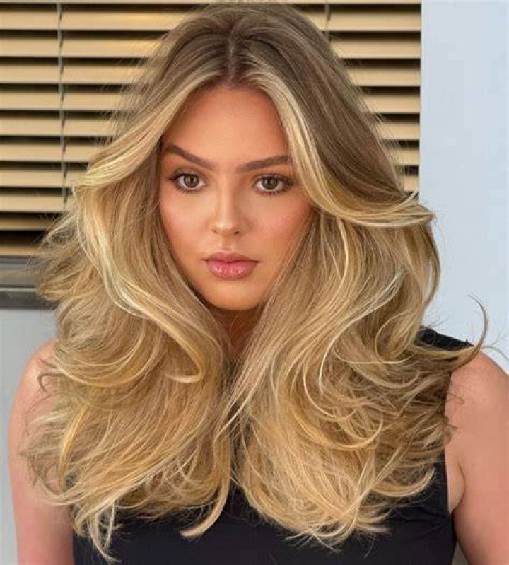 Beyonc&eacute; with voluminous blonde hair 