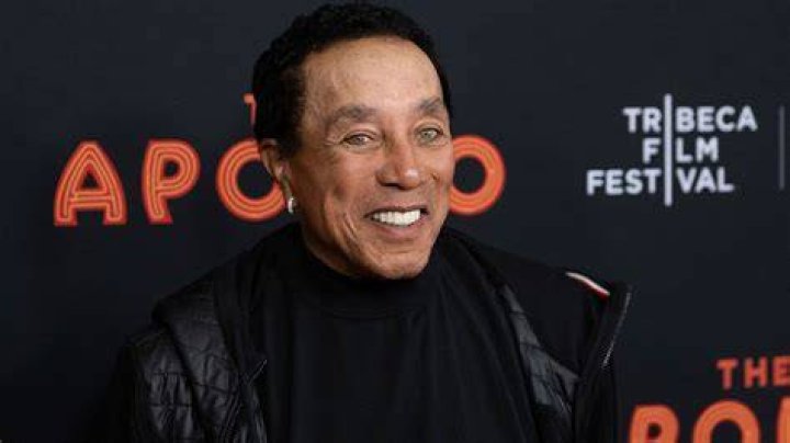 Smokey Robinson's granddaughter Lyric and her friends by the pool | Photo: Instagram/ lyricontiveros
